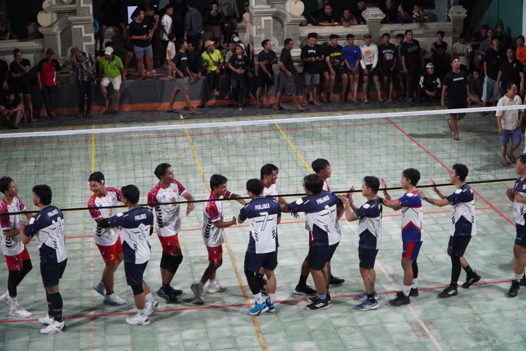 Bersalaman Sebelum dan Sesudah Pertandingan: Simbol Sportivitas dan Rasa Hormat Antar Tim Voli